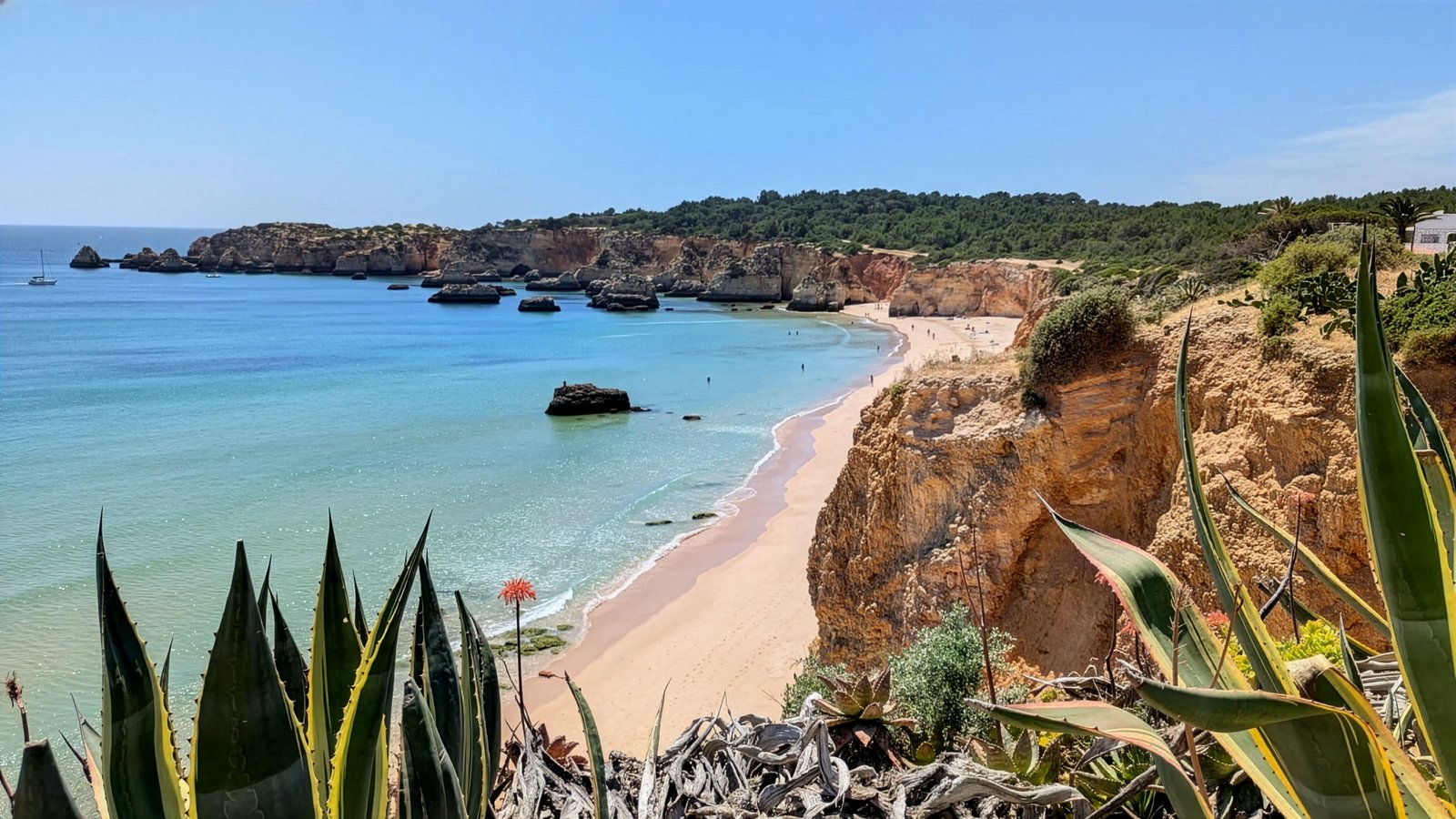 Küste und Strand an der Algarve bei Carvoeiro