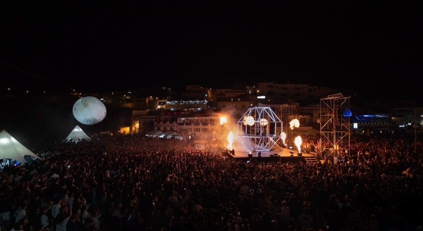 Besucher beim Carvoeiro Black & White Night Festival